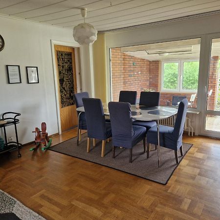 Villa Med Egen Parkering. Moejlighet Att Boka Fran 1 Och Upp Till 5 Personer. Orebro Luaran gambar