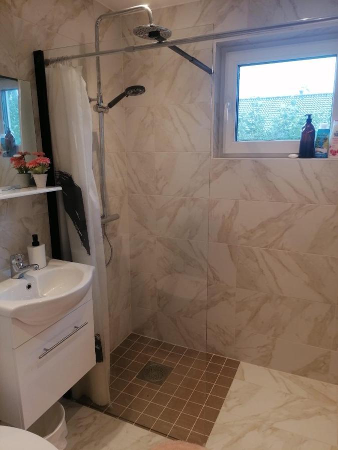 Villa Med Egen Parkering. Moejlighet Att Boka Fran 1 Och Upp Till 5 Personer. Orebro Luaran gambar