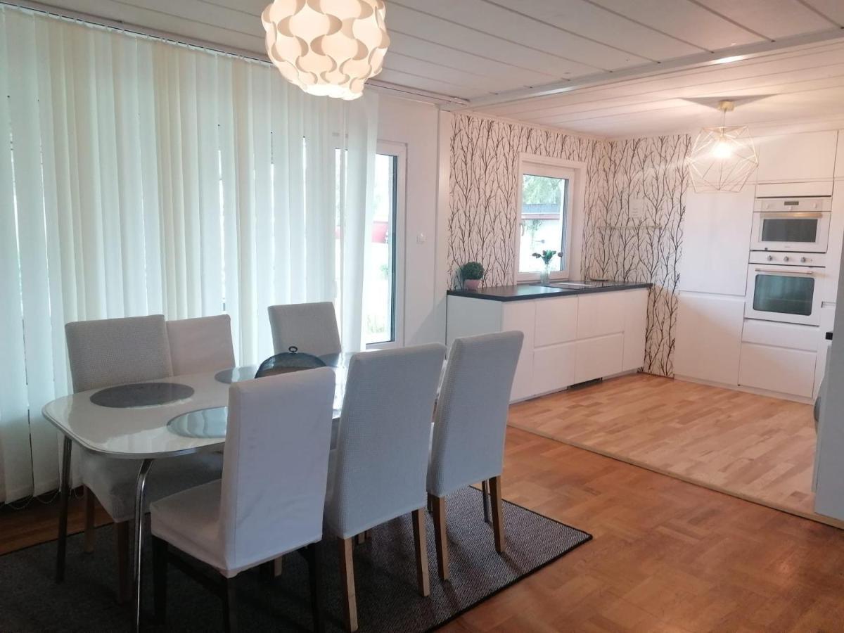 Villa Med Egen Parkering. Moejlighet Att Boka Fran 1 Och Upp Till 5 Personer. Orebro Luaran gambar