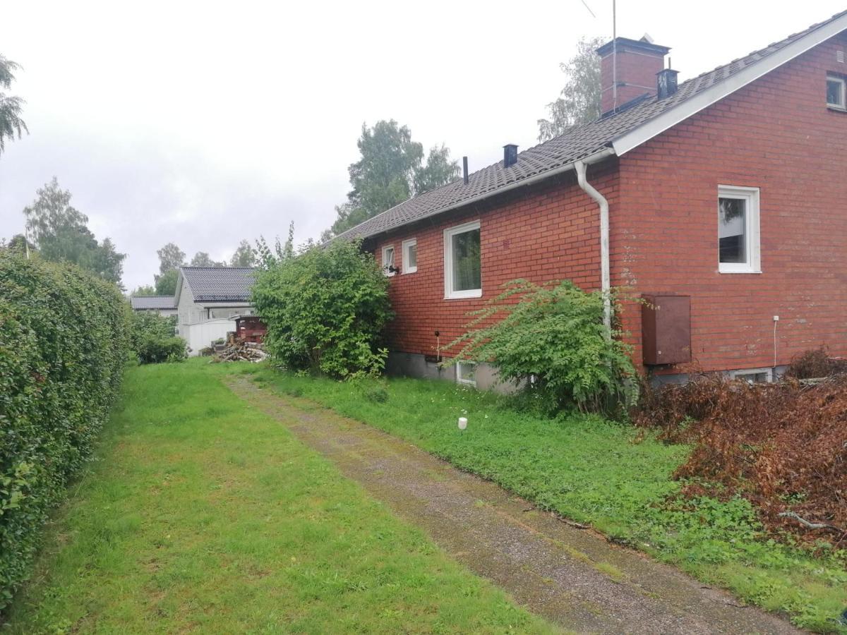 Villa Med Egen Parkering. Moejlighet Att Boka Fran 1 Och Upp Till 5 Personer. Orebro Luaran gambar