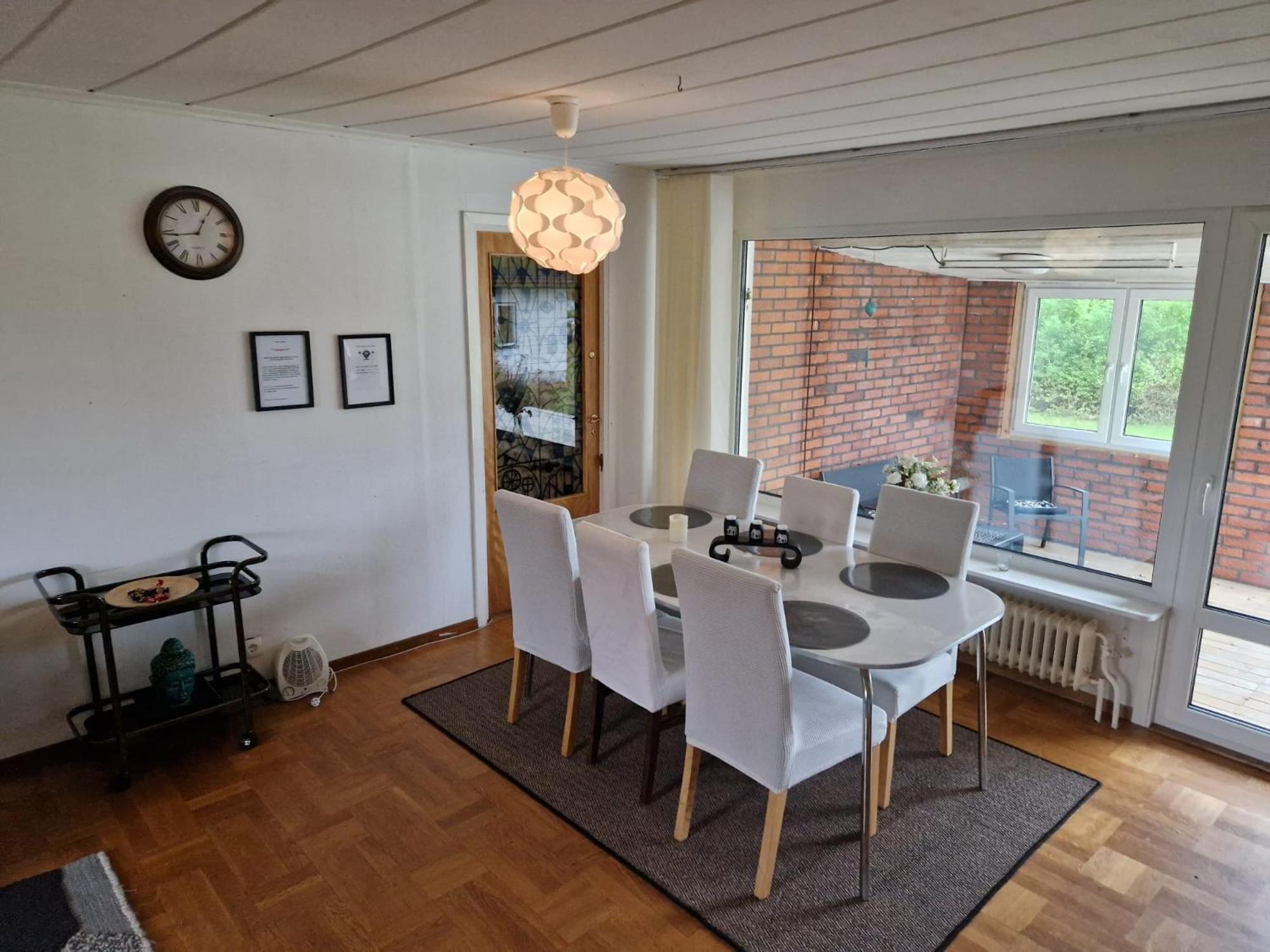 Villa Med Egen Parkering. Moejlighet Att Boka Fran 1 Och Upp Till 5 Personer. Orebro Luaran gambar