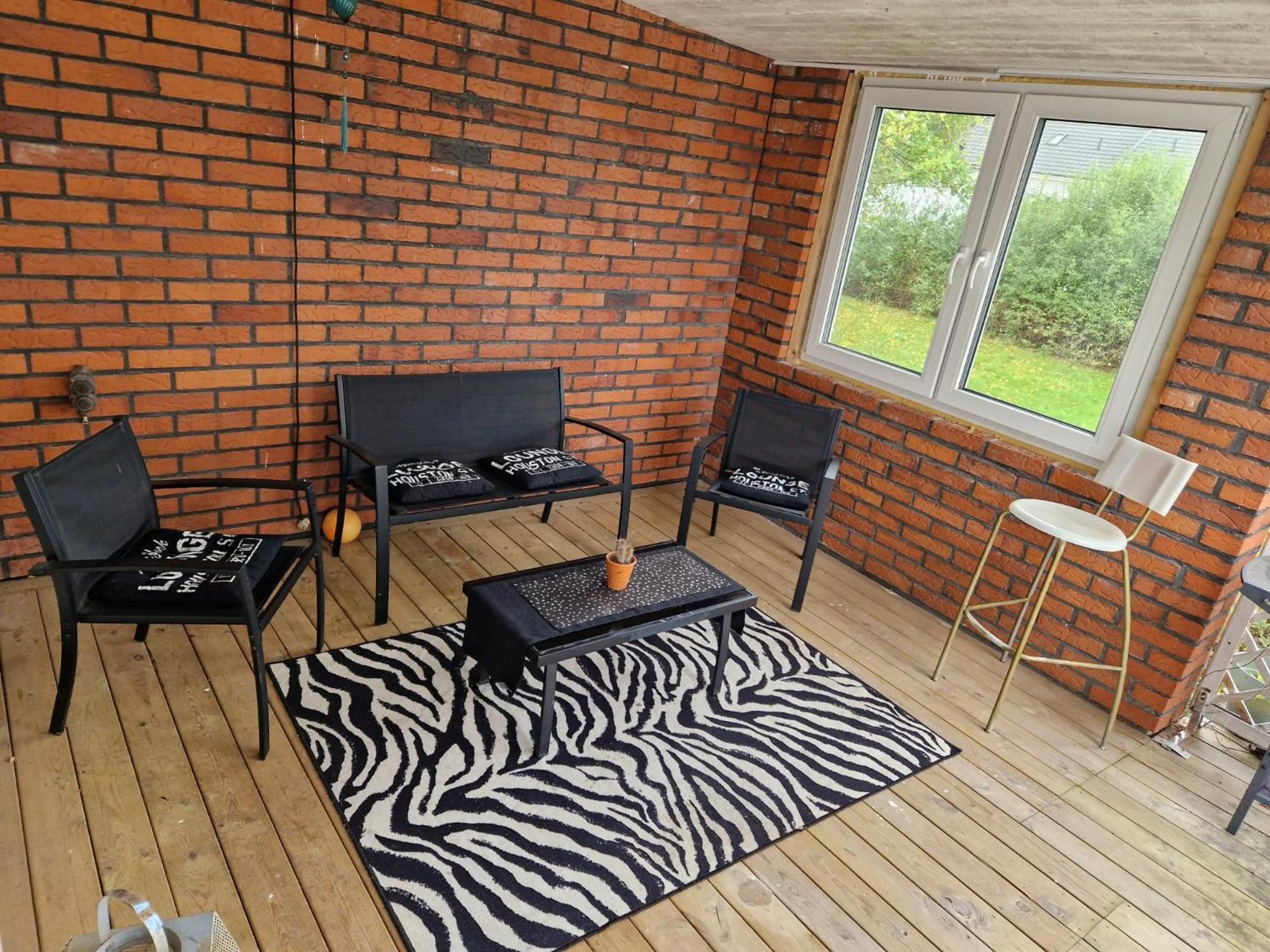 Villa Med Egen Parkering. Moejlighet Att Boka Fran 1 Och Upp Till 5 Personer. Orebro Luaran gambar