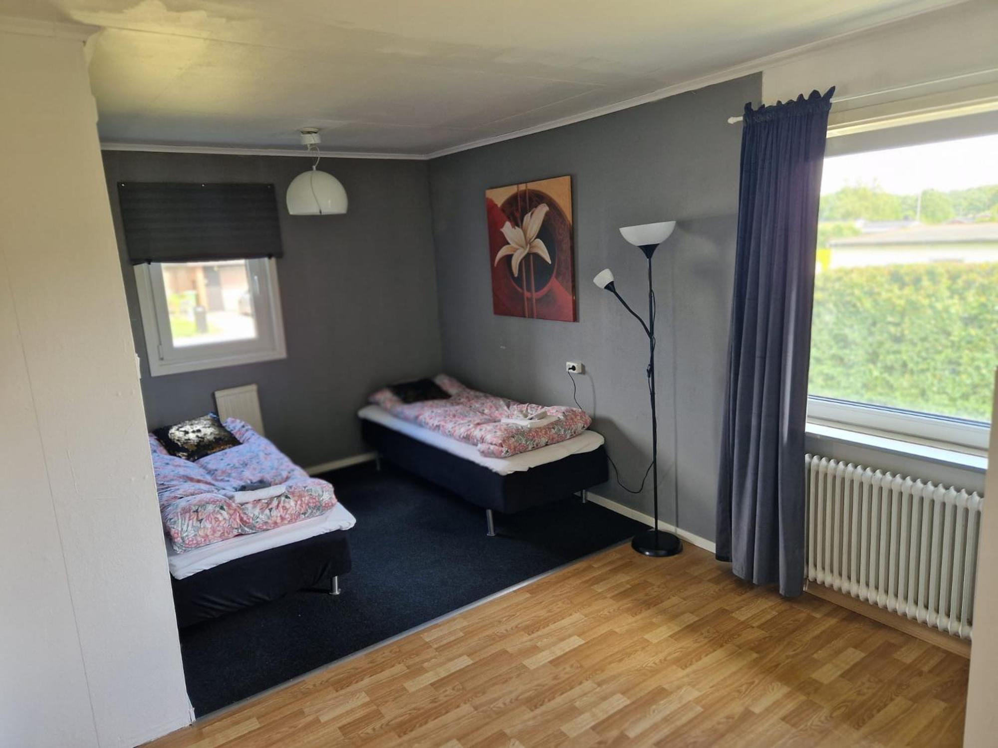 Villa Med Egen Parkering. Moejlighet Att Boka Fran 1 Och Upp Till 5 Personer. Orebro Luaran gambar