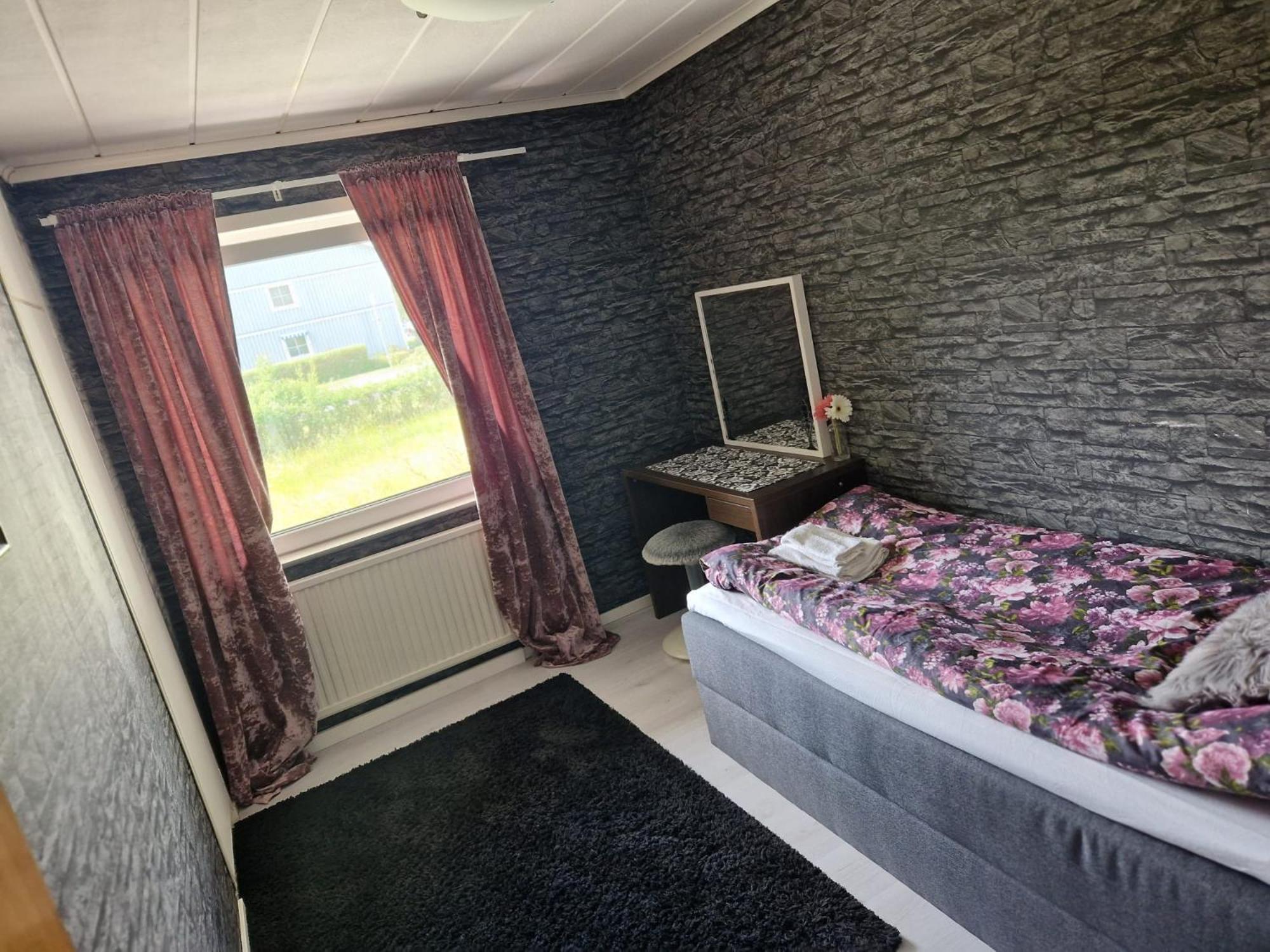 Villa Med Egen Parkering. Moejlighet Att Boka Fran 1 Och Upp Till 5 Personer. Orebro Luaran gambar