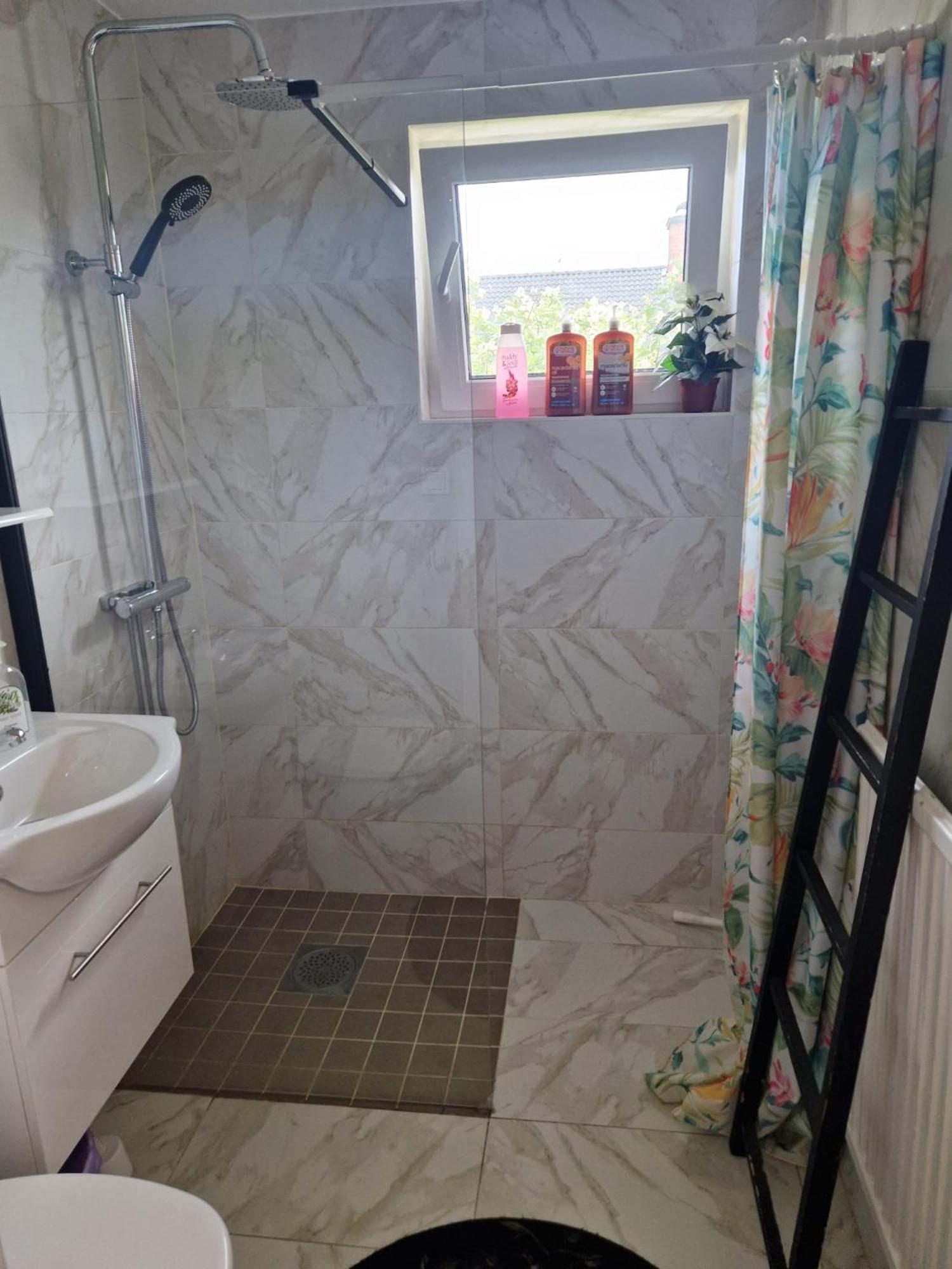 Villa Med Egen Parkering. Moejlighet Att Boka Fran 1 Och Upp Till 5 Personer. Orebro Luaran gambar