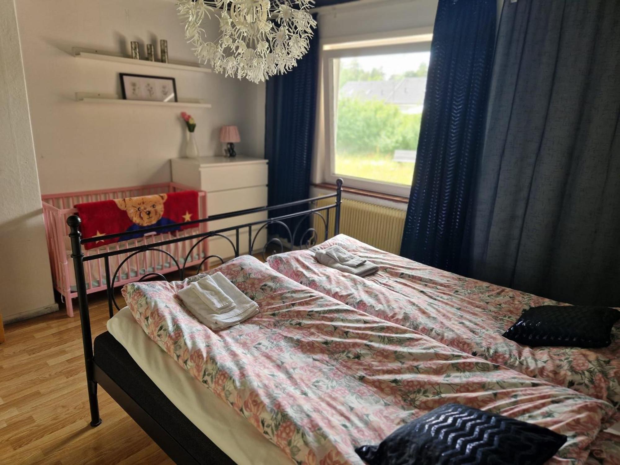 Villa Med Egen Parkering. Moejlighet Att Boka Fran 1 Och Upp Till 5 Personer. Orebro Luaran gambar