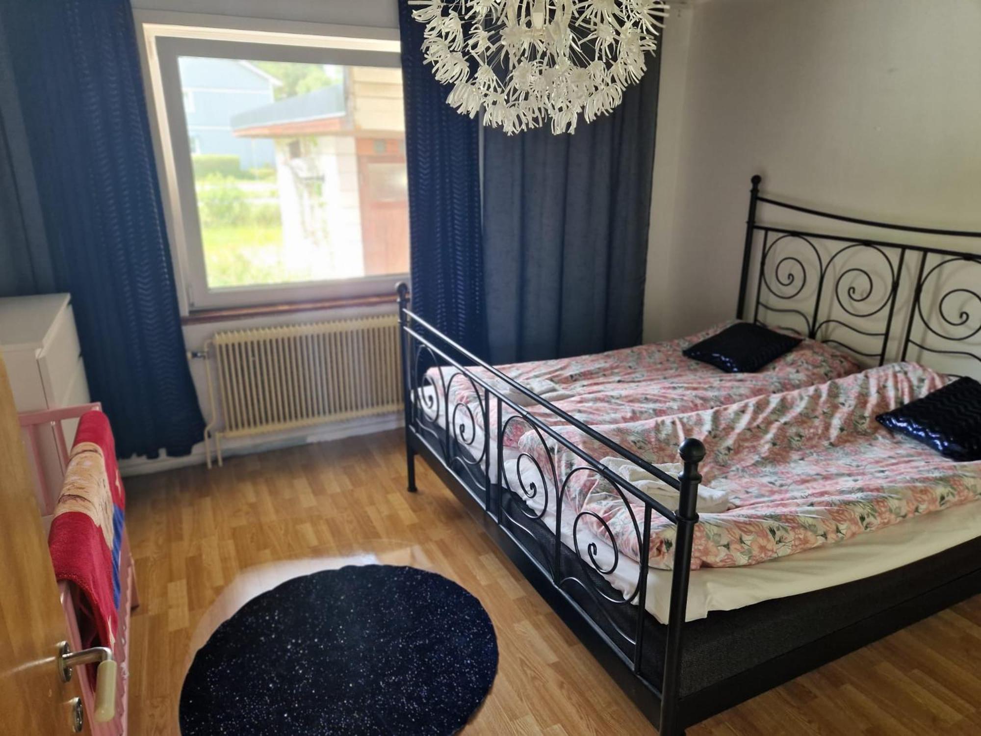 Villa Med Egen Parkering. Moejlighet Att Boka Fran 1 Och Upp Till 5 Personer. Orebro Luaran gambar