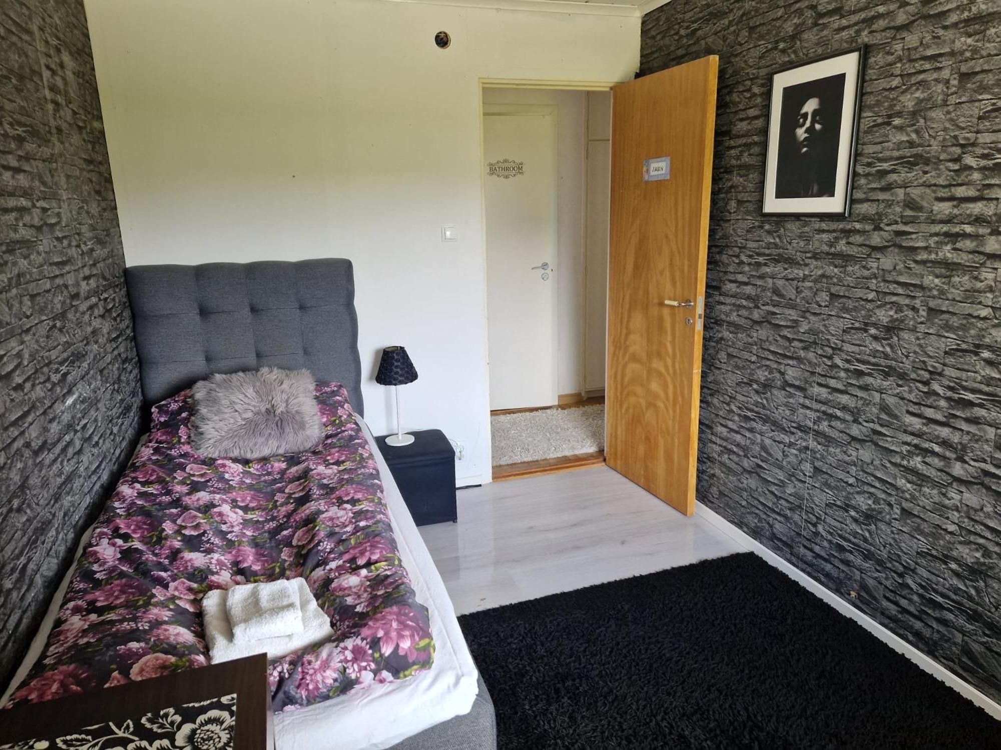 Villa Med Egen Parkering. Moejlighet Att Boka Fran 1 Och Upp Till 5 Personer. Orebro Luaran gambar
