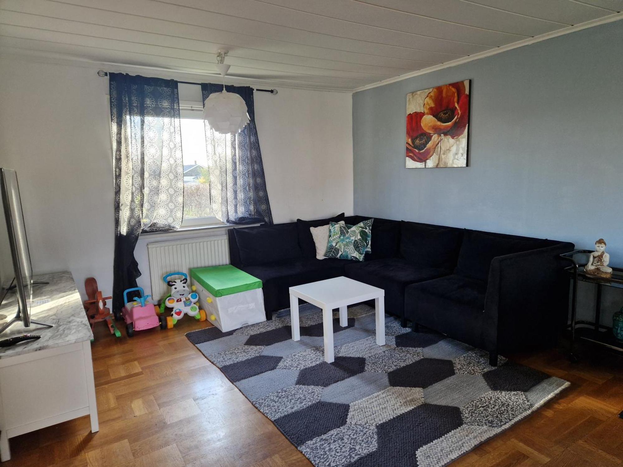 Villa Med Egen Parkering. Moejlighet Att Boka Fran 1 Och Upp Till 5 Personer. Orebro Luaran gambar